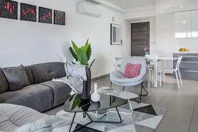 Image de Vasileos Konstantinou — Appartement urbain moderne de 2 chambres avec balcon