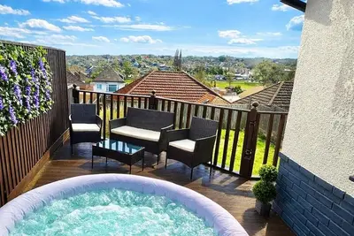 Image de Relaxing Three Bedroom with Hot Tub and Parking - Close to Beach - Sleeps 6