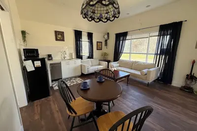 Image de Cosy Red Cottage in Private Village On Vt-100 (5-min to Mount Snow)