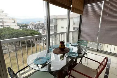 Image de T2 lumineux au port, climatisation, loggia avec vue, parking inclus