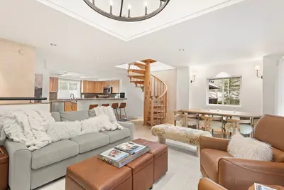 Image de Dolomite 11 | 5-Bedroom Townhome | 3 Levels | Walk to Town & Mountain Access