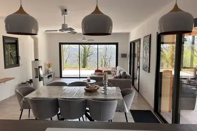 Image de maison récente entouré d'un parc naturelle