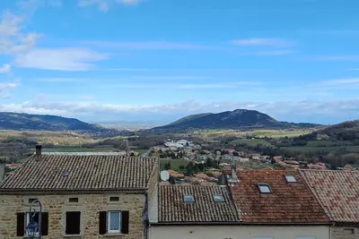 Image de Maison de rue ardechoise idéalement placée pour visiter l'Ardèche