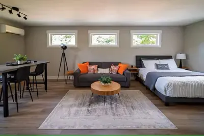 Image de Cozy modern studio apartment in quiet Ridgefield with Ac