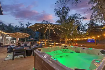 Image de Dome Getaway, Hot Tub, Game Room, Pets, Ev