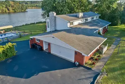 Image de 8 Beds! Saratoga Waterfront, Pool, Fish Boat By Track-Town-Spac-Golf-Block House