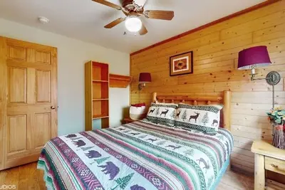 Cozy Family Friendly Blue Cabin Unit B