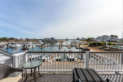 Image de One-Bedroom overlooking Marina and Icww