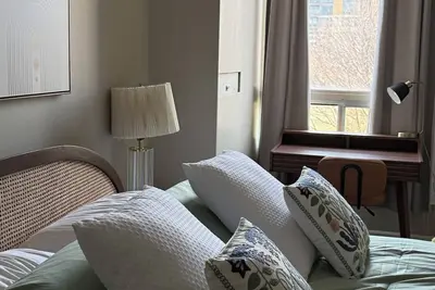 Image de Cozy 1-bedroom condo overlooking Turner Park - minutes from downtown and Chsi