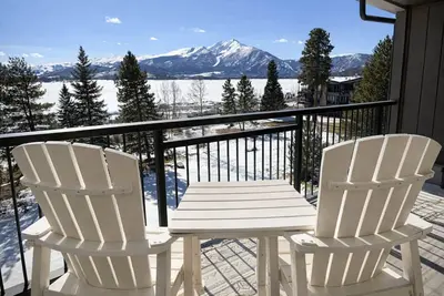Image de Dillon Lakefront Luxury w Iconic Mountain Views. Walk to Marina & Amphitheater