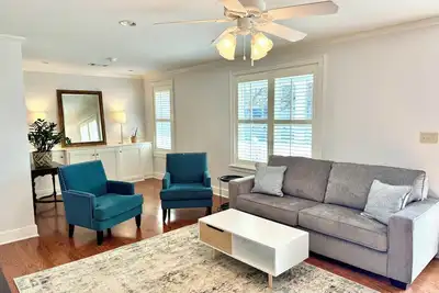 Image de Location! Walk to Square! Charming 3 Bedroom Downtown Home