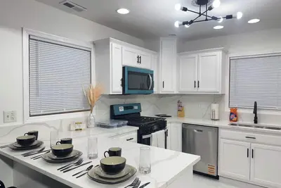 Image de Entire Cozy Home+Fast Wi-Fi/Free Parking. Prime Location + Free Washer/Dryer