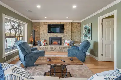 Image de Lake Dardanelle Home w/ Dock! Fish On-Site