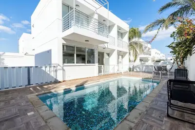 Image de Detached villa with private pool in walking distance to Malama Beach.