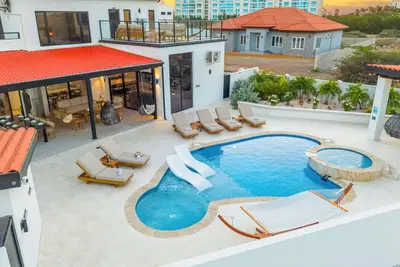 Image de Grand Palm Luxury Villa w /Pool & Hot Tub by Bocobay