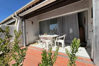 Image de Charmante Maison Familiale avec Terrasse et Garage - Proche Plage