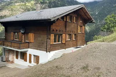 Image de Spacious typical Swiss Chalet Mallum - upper house