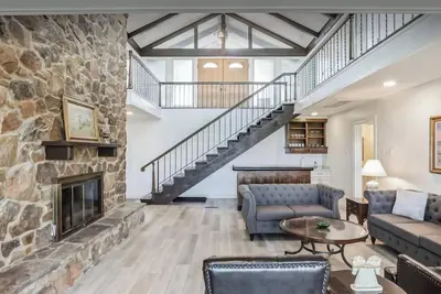 Image de Spacious 4-bedroom house with an awesome view: Sunsets, Lake, Lightning Storms