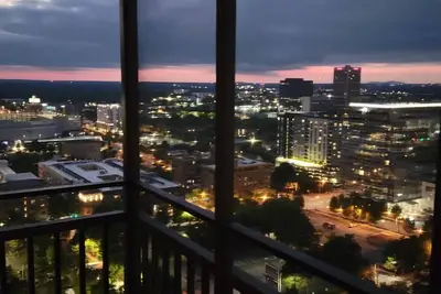 Image de Modern Designed Dtwn Condo with a 99% Walk Score