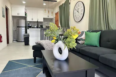 Image de Lovely 2-bedroom apartment with Ac, 15 min walk from the South Coast Main Road