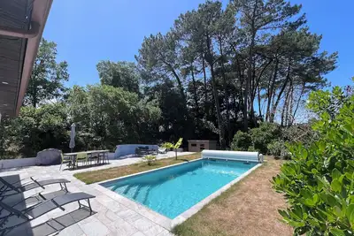 Image de Villa climatisée au calme avec piscine chauffée et grande terrasse.