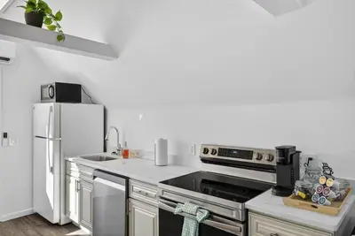 Image de Private 2nd-Floor Apt | 4 Mins to Beach | Ev Charger & Parking Included