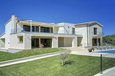 Image de Luxury 5 Bed, 7 Bath, Villa. Pool, Gym, Sauna, Hottub, Parking, 2 terr w/Seaview