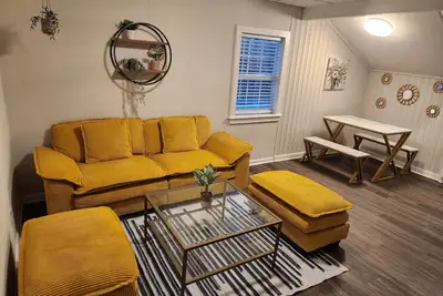 Image de Boutique Private 2nd Floor 2br Apartment • W/D • Near Casino & Downtown