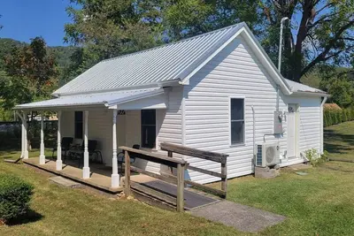 Image de Booth Homeplace- Updated 1900s cottage