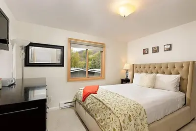 Image de 2-Aspen Core Condo-Heated Pool, Ski. Shopping