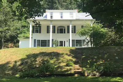 Image de Tranquil 4-bedroom center hall colonial house on a river in charming Newfane