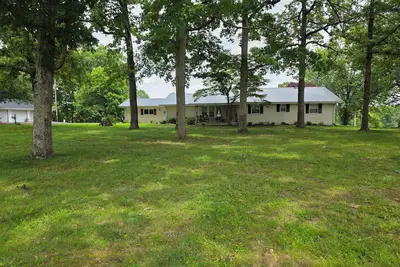 Image de Memaw'S\nSpacious 4 bedroom house with a pool & big yard! Golf course 1 mileaway.