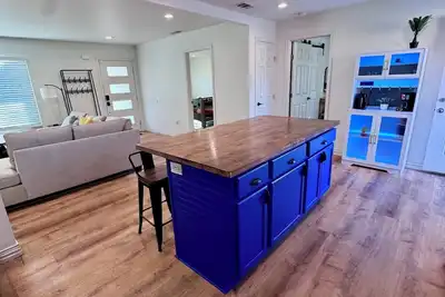 Image de New 3br/2bth Walking to At&T • Backyard & Games