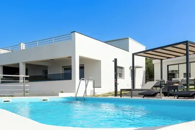 Image de Ria with heated pool by Interhome