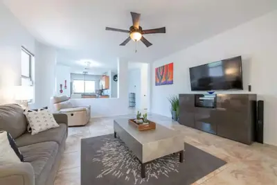 Image de Optional heated pool- 3-bedroom house in peaceful Surprise with Ac