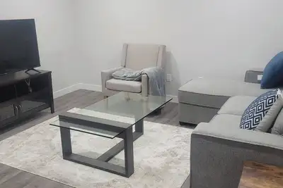 Image de Un chez-soi confortable loin de chez vous dans le sud-est de Calgary