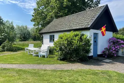 Image de Guest house in lush garden - In idyllic Örum. Close to everything in Österlen!