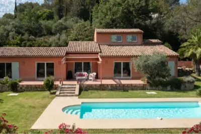 Image de Maison provençale avec Piscine située au cœur de la Provence