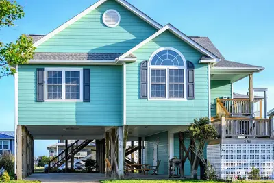 Image de 3-bedroom cottage in Holden Beach steps away from the Public Beach Access