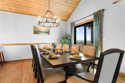 Image de 3br Lake Retreat | Hot Tub, Slip & Media Room