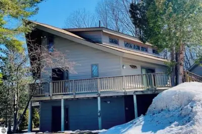 Image de Unique 4-bedroom resort home overlooking golf course near Torch Lake and skiing.