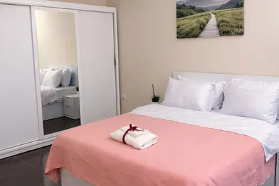 Image de Private Garden Lovely 2-bedroom apartment with Ac in El Sheikh Zayed City