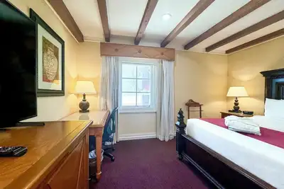 Image de Pet-Friendly Historic Getaway w/Pool & Gym Access