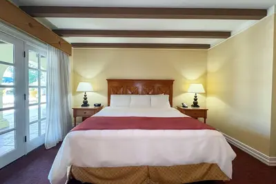 Image de 4 Refined King Suite with Two Pools, Hot Tub & Easy Access to Downtown Sights