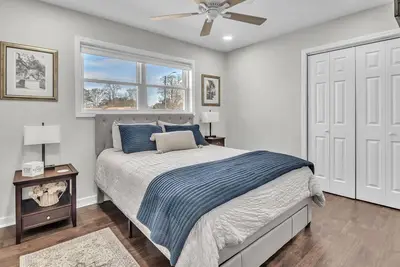 Image de 4-bedroom, 2 bath house • Sleeps up to 15 • Columbus, Ms • Huge Living Room