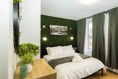 Quiet & Walkable - Stampede, Bmo, Nightlife & Eats! Green Theme!