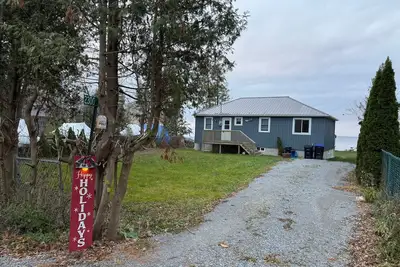 Image de Shallow Sandy Lakefront Cottage - Hot Tub, Sauna & Tiki Hut
