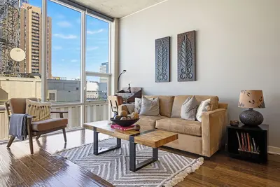 Image de Spire 1703: 17th floor with incredible views, pool & fitness center!