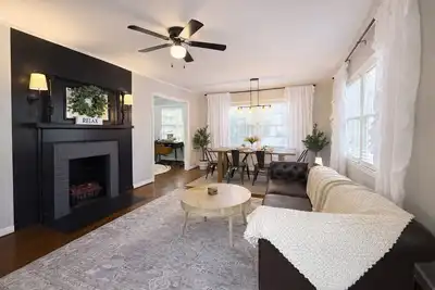 Image de Charming Midtown Retreat • 3 Mi to Downtown • Sleeps 4 • Fast WiFi + Parking