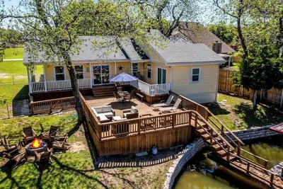 Image de Lakefront Home with Private Dock, Firepit and Deck